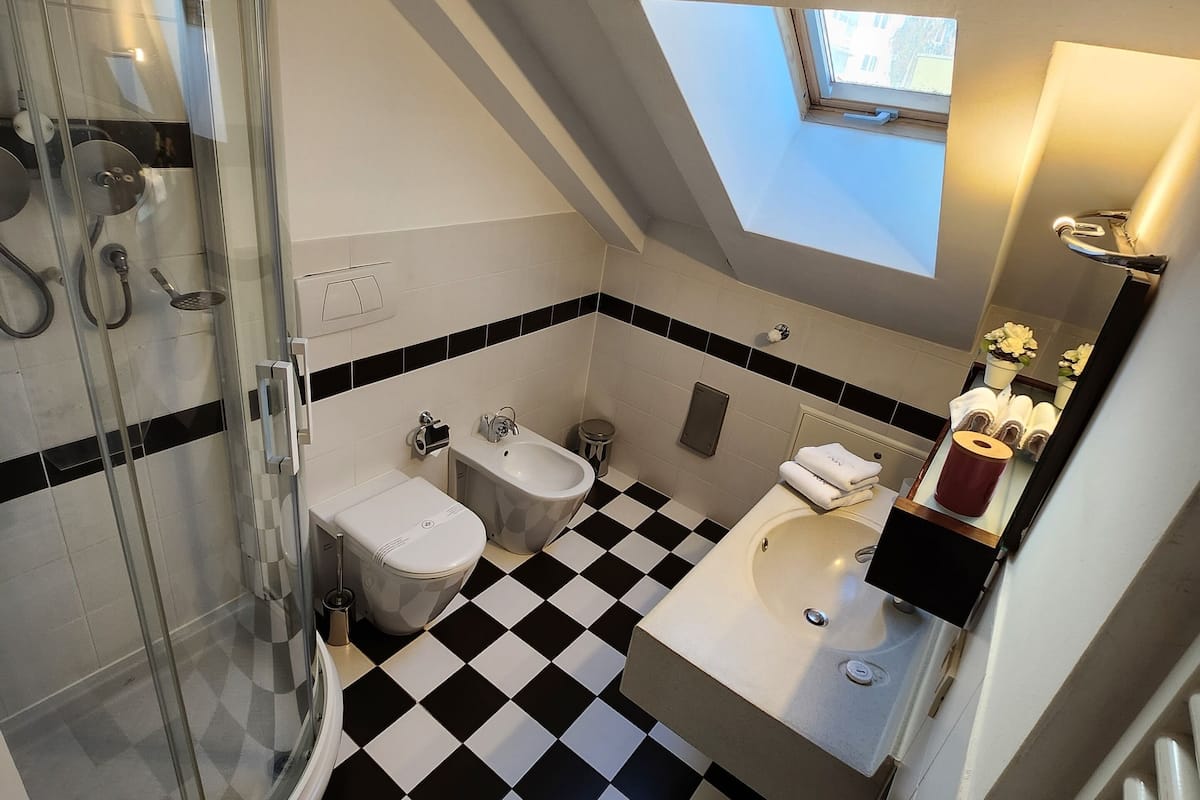 panoramic penthouse, 3 bedrooms (apartement) | bathroom | shower, hair dryer, towels