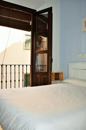 Chambre Double ou avec lits jumeaux, salle de bains commune | Balcon
