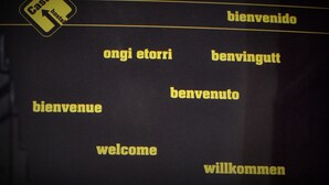 A sign with multiple welcome phrases in different languages, including "Castil hostel" and "bienvenue". - Pension Castil (Granada)
