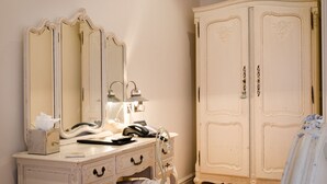Une coiffeuse de style vintage, dotée d’un miroir, d’une lampe et d’un téléphone.