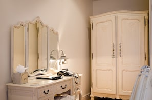 Double Room, Ensuite | Individually decorated, individually furnished, desk, laptop workspace - The Old House At Home (Chippenham)