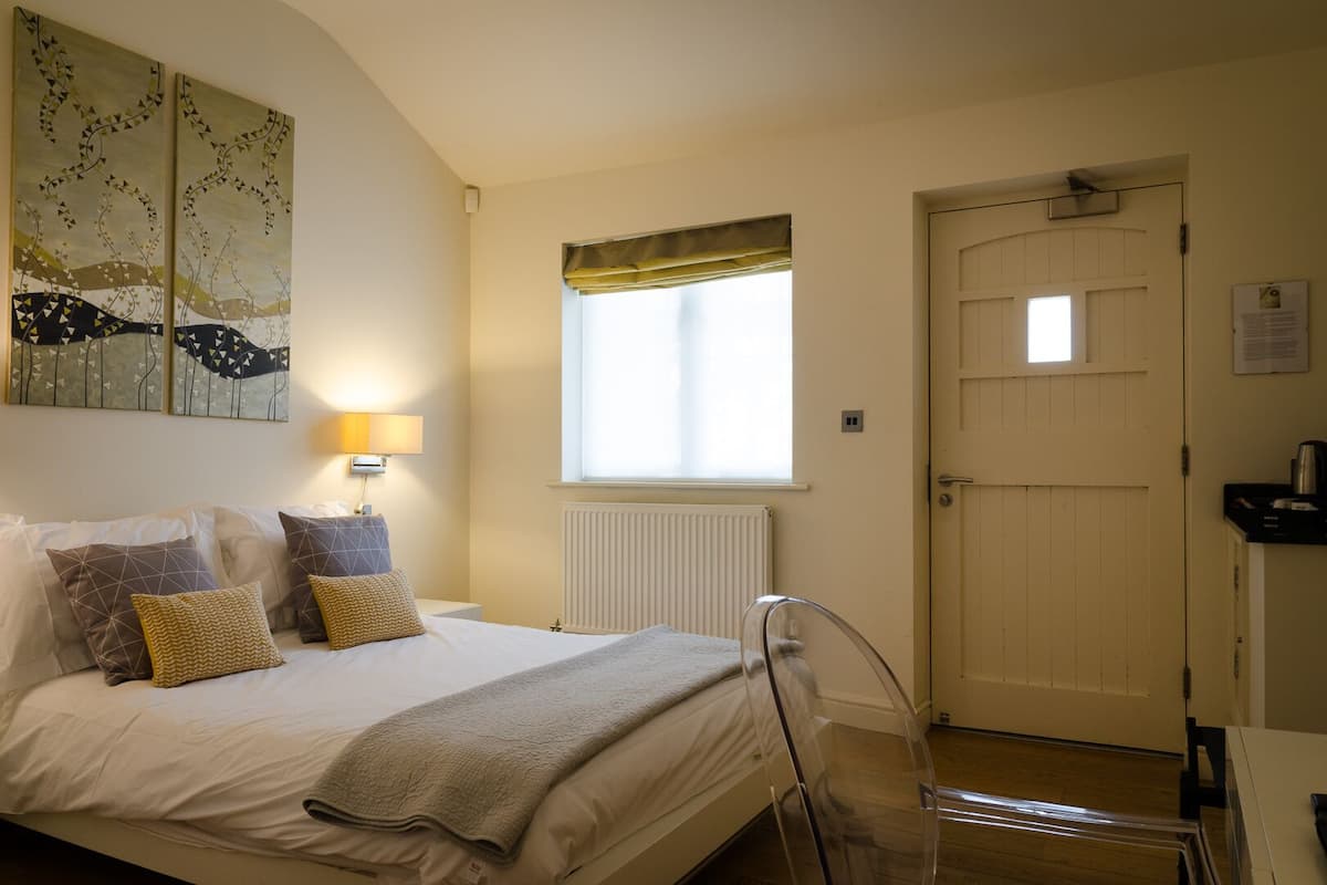 Double Room, Ensuite | 2 bedrooms, individually decorated, individually furnished, desk