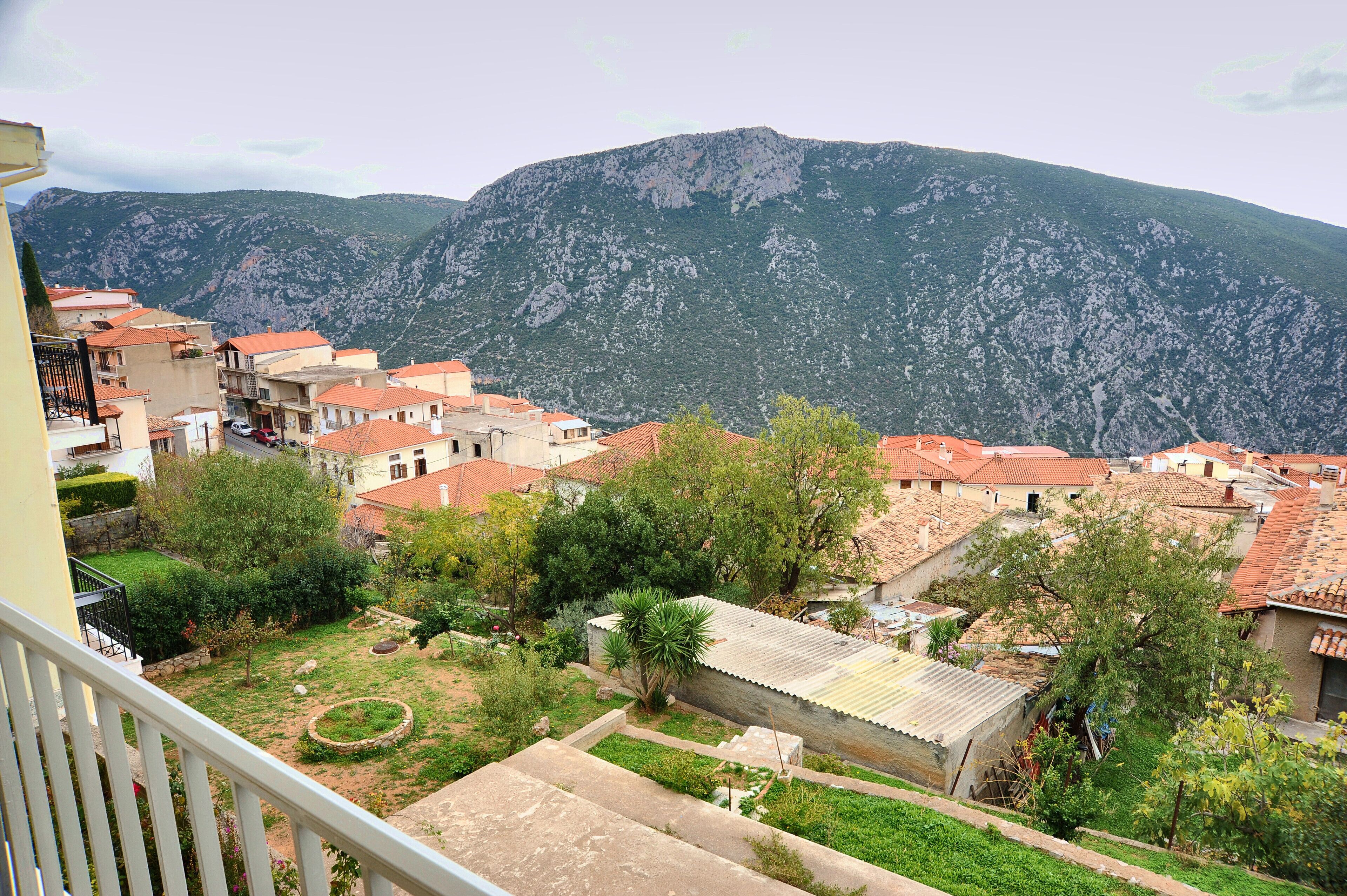 Zona residencial con casas, un jardín y una montaña al fondo.