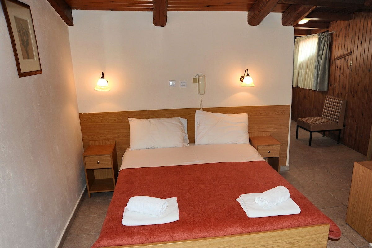 Desk, free WiFi, bed sheets