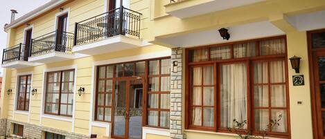 Vista frontal de la propiedad