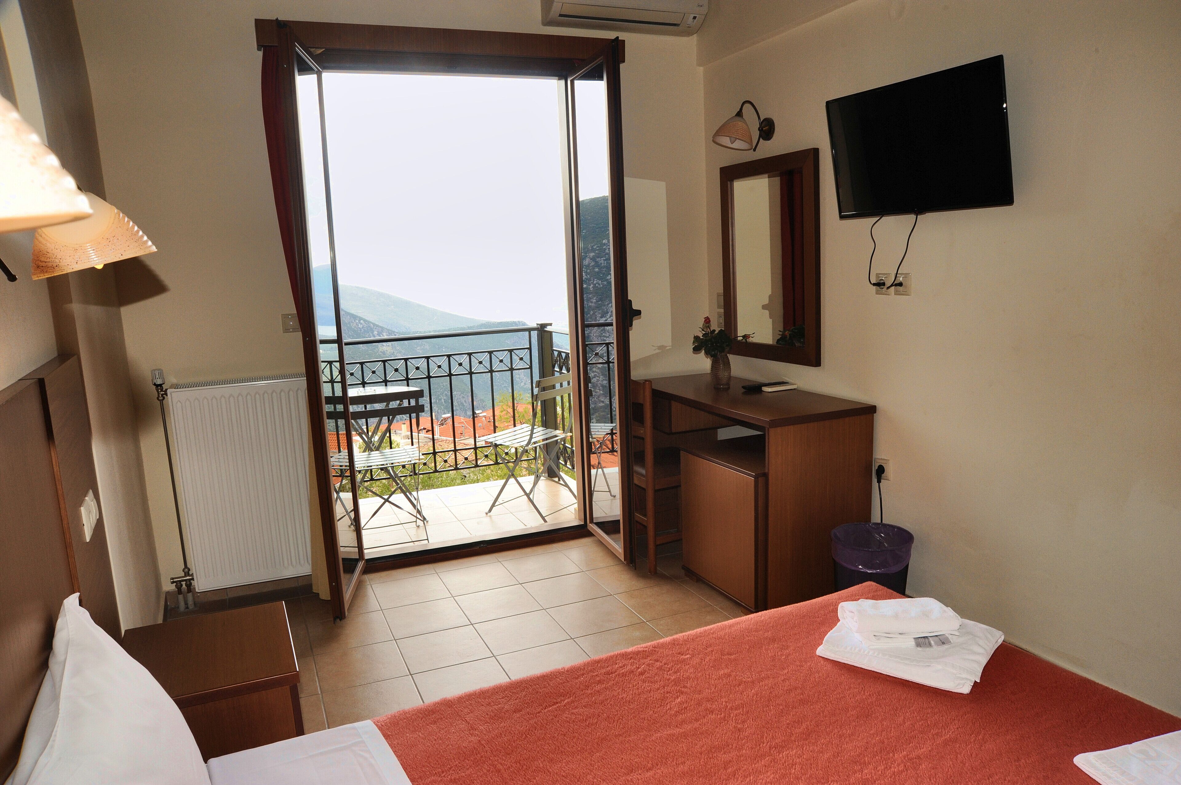 1 bedroom, desk, free wifi, bed sheets