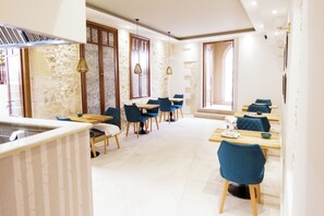 Daily buffet breakfast for a fee - Hotel Casa Moazzo (Rethymno)
