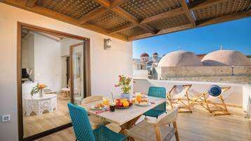 Executive Suite | Premium bedding, pillowtop beds, in-room safe, individually decorated
