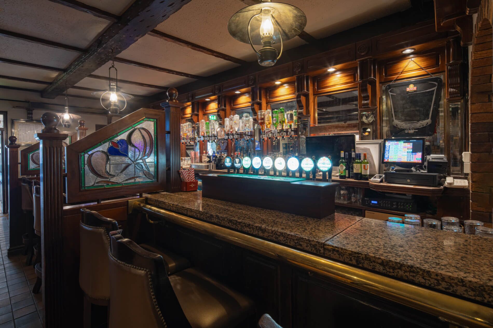 Serves lunch and dinner