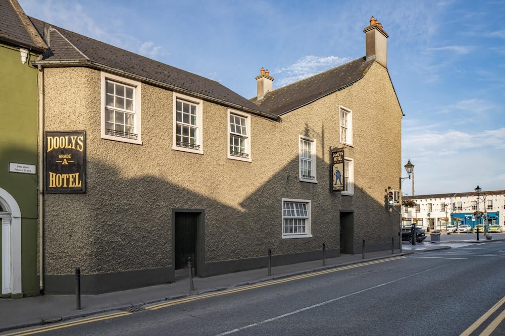 Dooly's Hotel by null