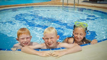 Sæsonbestemt udendørs pool, parasoller