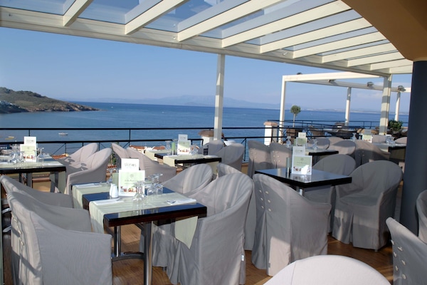 Serviço de jantar, vistas para o mar