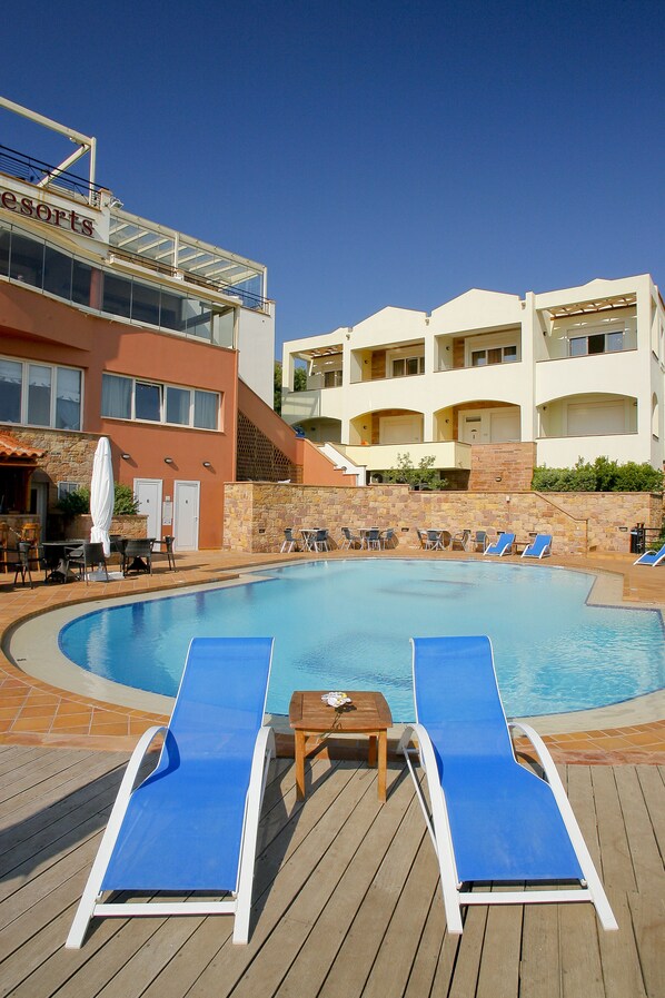 Seasonal outdoor pool, pool umbrellas