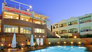 Un resort con piscina, mobiliario exterior y un letrero que dice 'Sea View Resorts'.