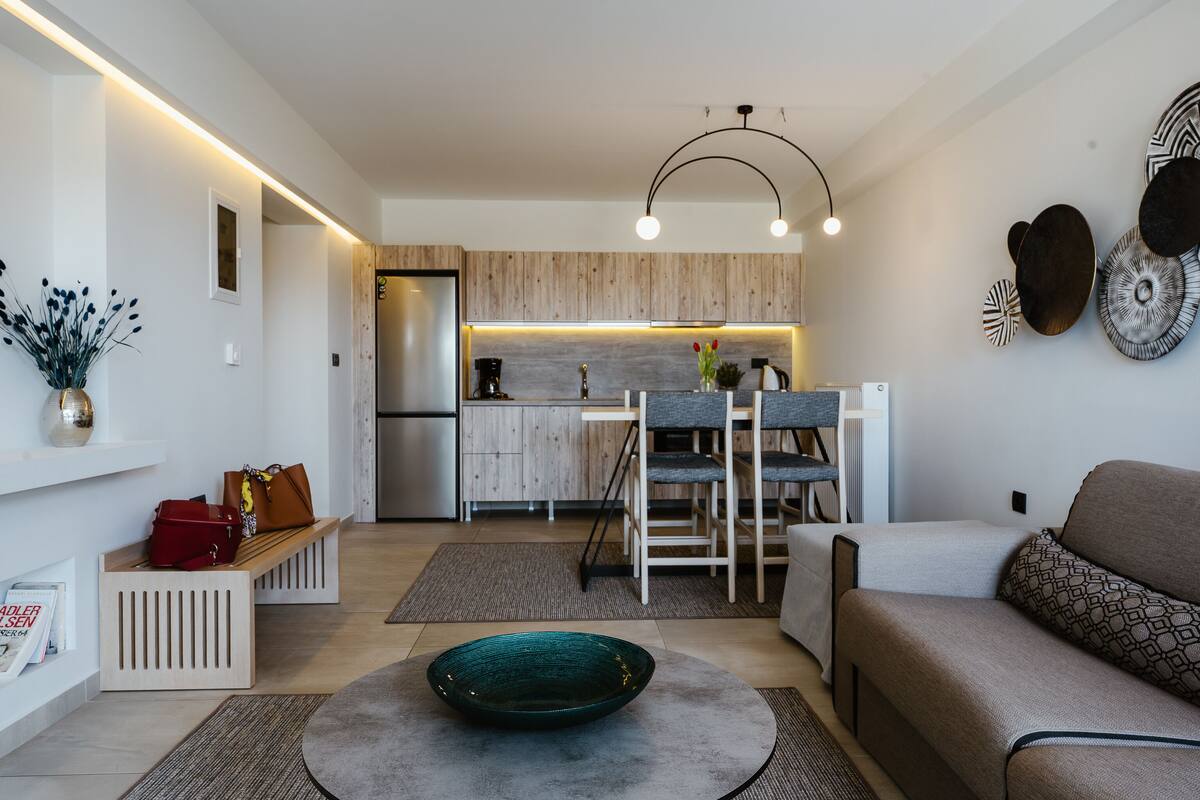 luxury apartment, ground floor | living area | smart tv, netflix