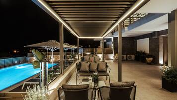 Apartemen Mewah, lantai dasar | Kolam renang outdoor | Kolam renang outdoor, dengan payung kolam renang dan kursi berjemur