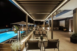 Luxury Apartment, Ground Floor | Kolam renang terbuka | Kolam renang terbuka, dibuka dari pukul 9:30 hingga 20:30, payung kolam 