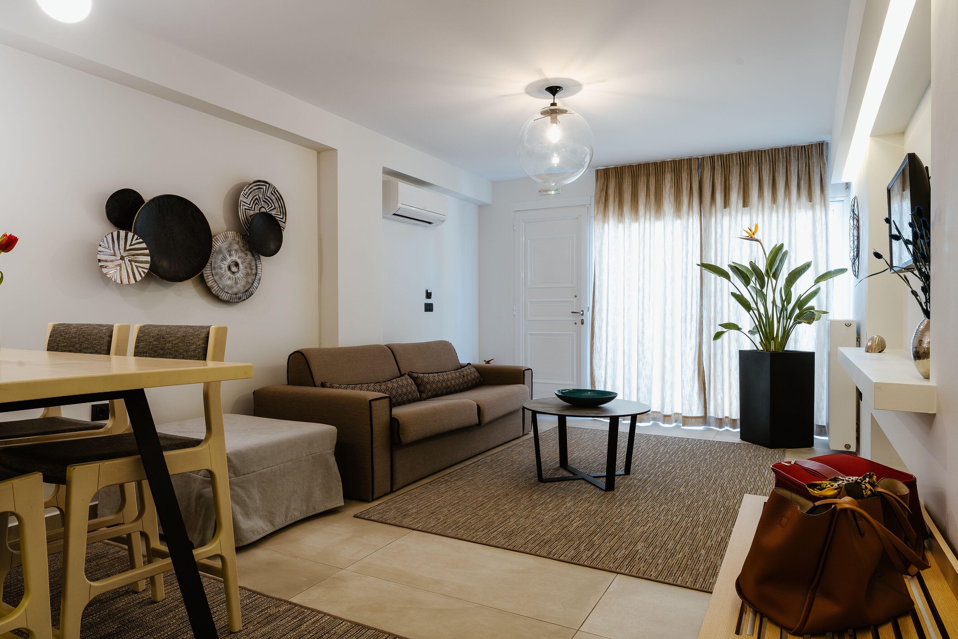 luxury apartment, ground floor | living area | smart tv, netflix