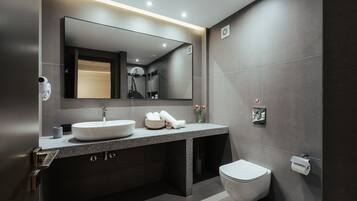 Luxury Apartment, Ground Floor | Bathroom