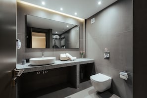 Luxury Apartment, Ground Floor | Bathroom | Designer toiletries, hair dryer, slippers, towels