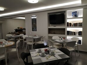 Sarapan bufet setiap hari (EUR 10 seorang) 