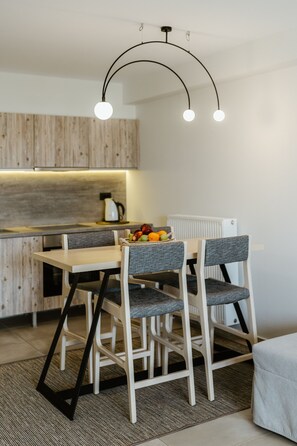 Appartement Luxe, rez-de-chaussée | Coin cuisine privé | Réfrigérateur, cafetière/bouilloire, bouilloire électrique