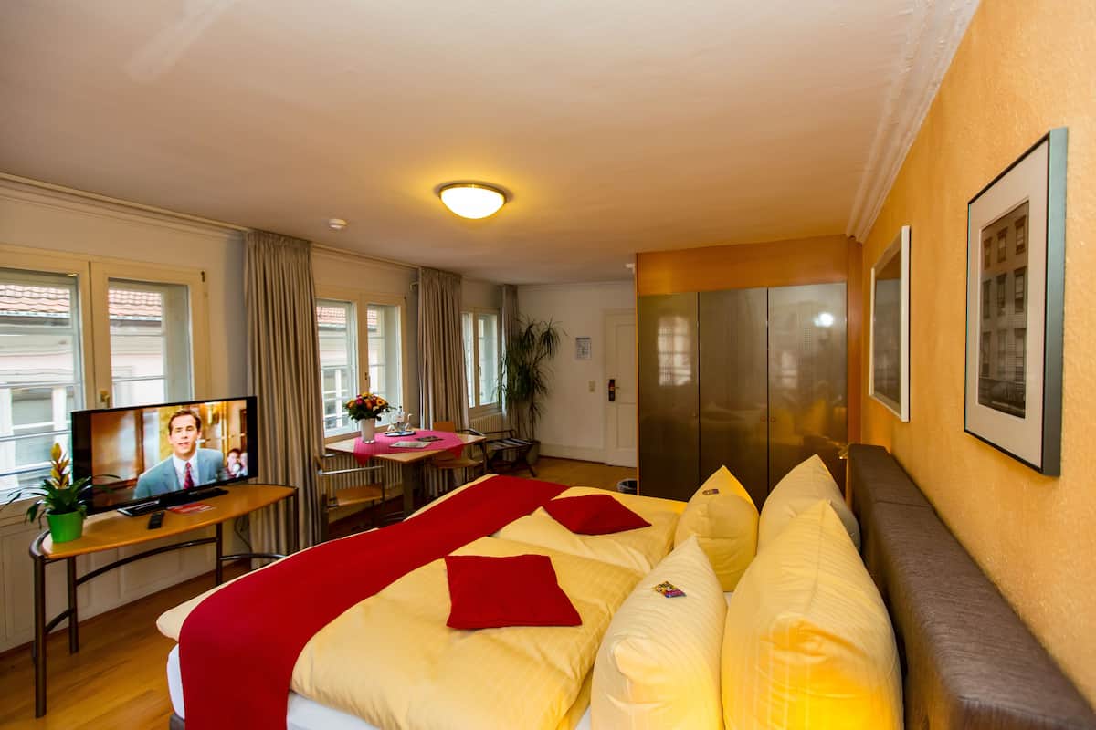 Hypo-allergenic bedding, down comforters, minibar, desk