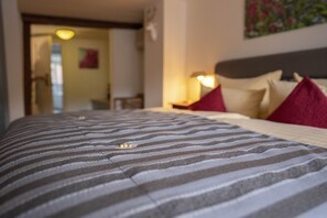 Business Class Doppelzimmer | Ropa de cama hipoalergénica, edredones de plumas, minibar y escritorio