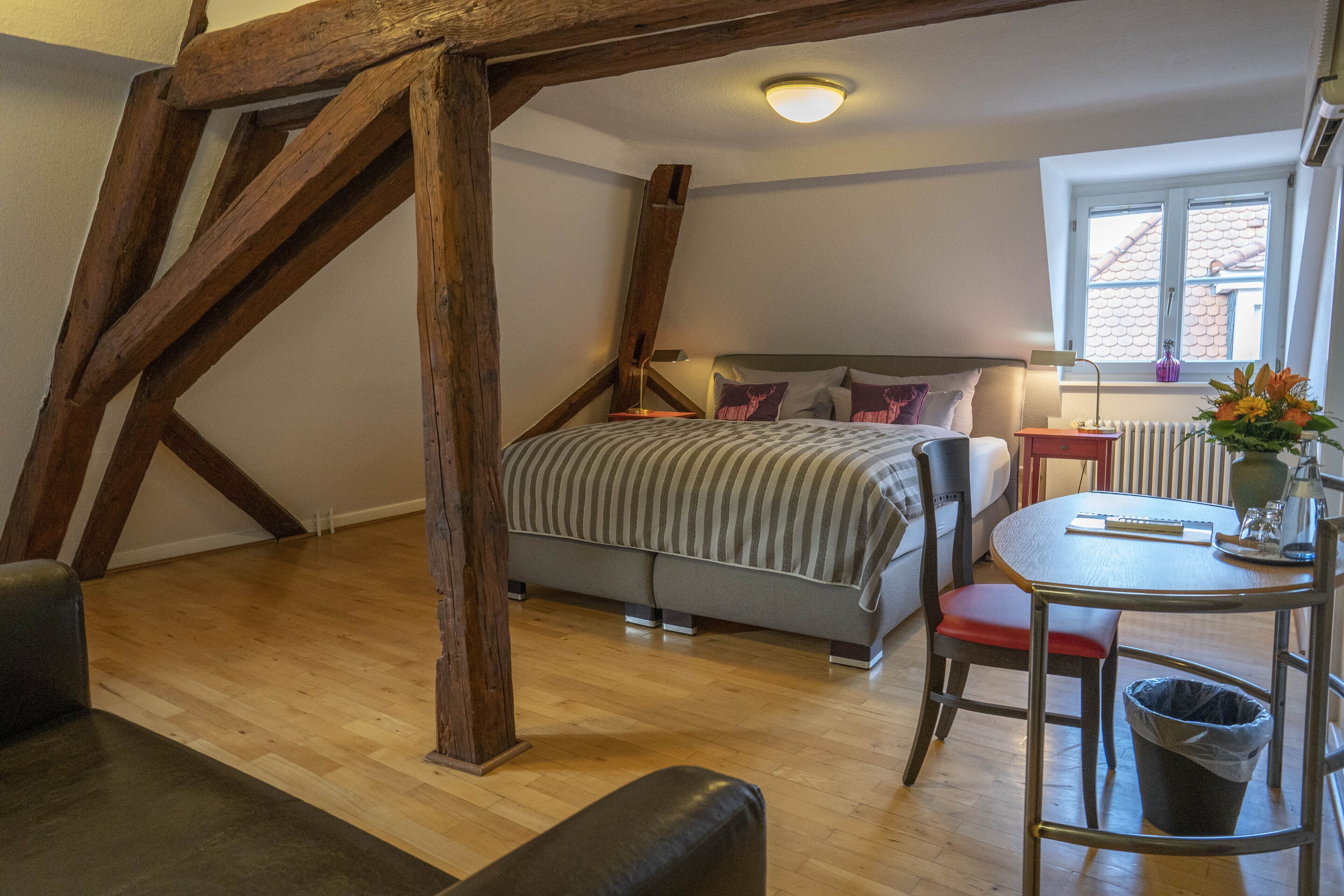 business class doppelzimmer | hypo-allergenic bedding, down duvets, minibar, desk