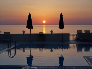 Outdoor pool, sun loungers - Messina Resort Hotel (Trifylia)