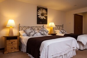 Blackout curtains, soundproofing, iron/ironing board, free WiFi - Dunhallin House (Inverness)