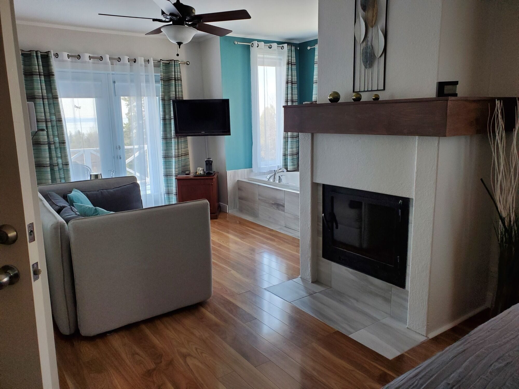 Room, 1 King Bed, Jetted Tub, River View (Les hydrangees) | Living area | 32-inch LCD TV with cable channels, TV