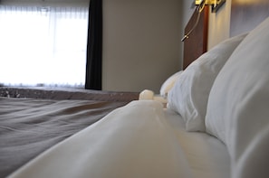 Down duvets, memory-foam beds, desk, laptop workspace - Moonlight Inn and Suites (Sudbury)