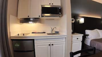 Suite, 2 Tempat Tidur Queen, Bebas Asap Rokok, dapur kecil (Two Room, 2 Queen Bed) | Dapur pribadi | Lemari es, microwave, dan mesin pembuat kopi/teh