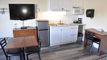 Deluxe Studio, 2 Queen Beds, Non Smoking, Kitchenette | Private kitchen