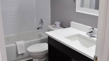 Un baño con inodoro, lavabo y bañera.