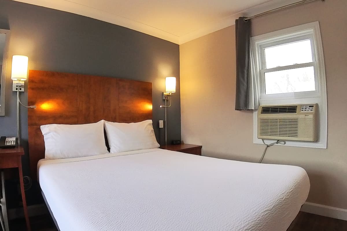 Deluxe Room, 1 Queen Bed, Non Smoking, Refrigerator & Microwave | 1 bedroom, down comforters, memory foam beds, desk
