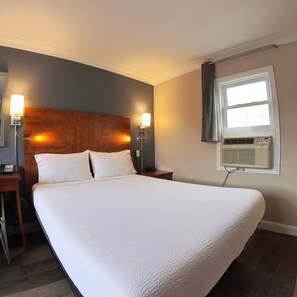 Deluxe Room, 1 Queen Bed, Non Smoking, Refrigerator & Microwave | Down comforters, memory foam beds, desk, laptop workspace - Moonlight Inn and Suites (Sudbury)