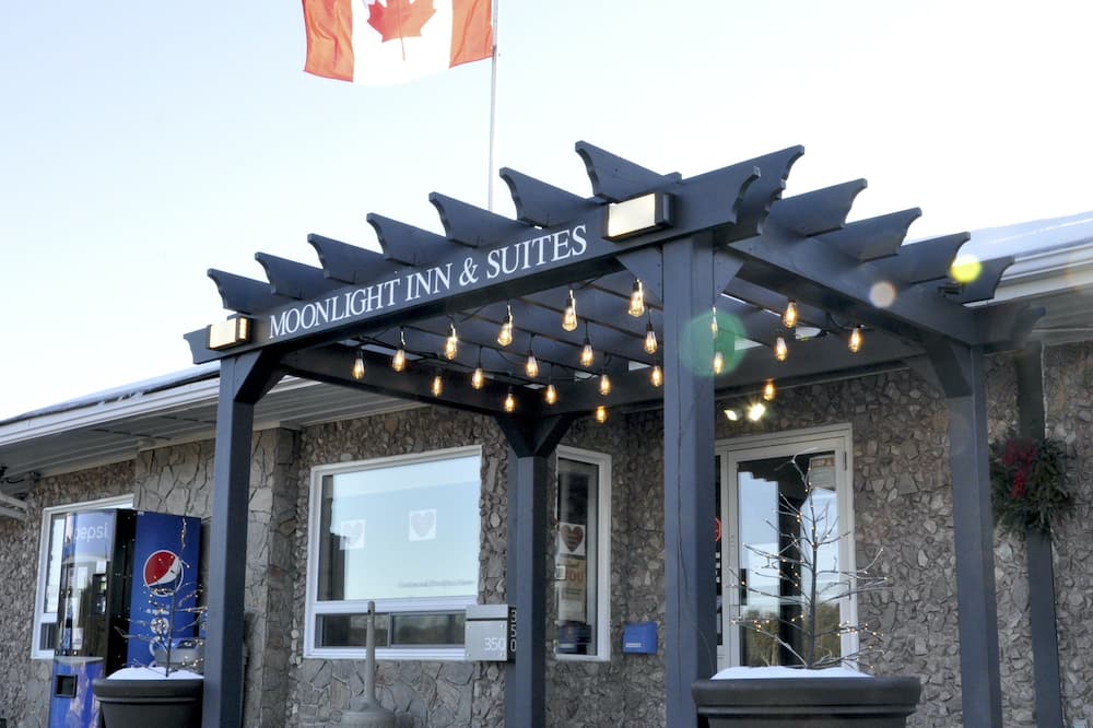Moonlight Inn and Suites