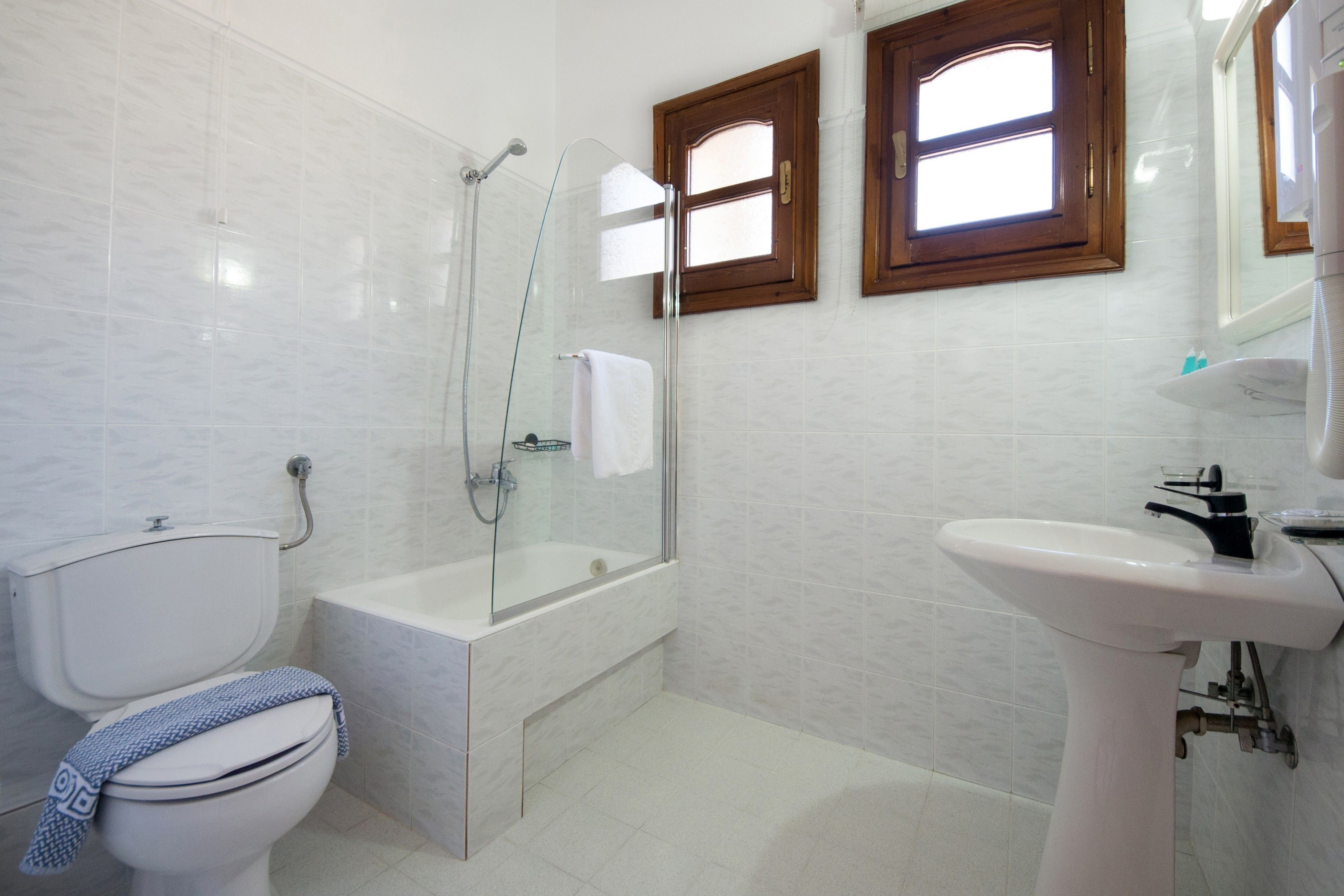 family room | bathroom | combined shower/bathtub, free toiletries, hair dryer, towels