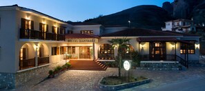 Front of property - evening/night - Hotel Kastraki (Kalabaka)
