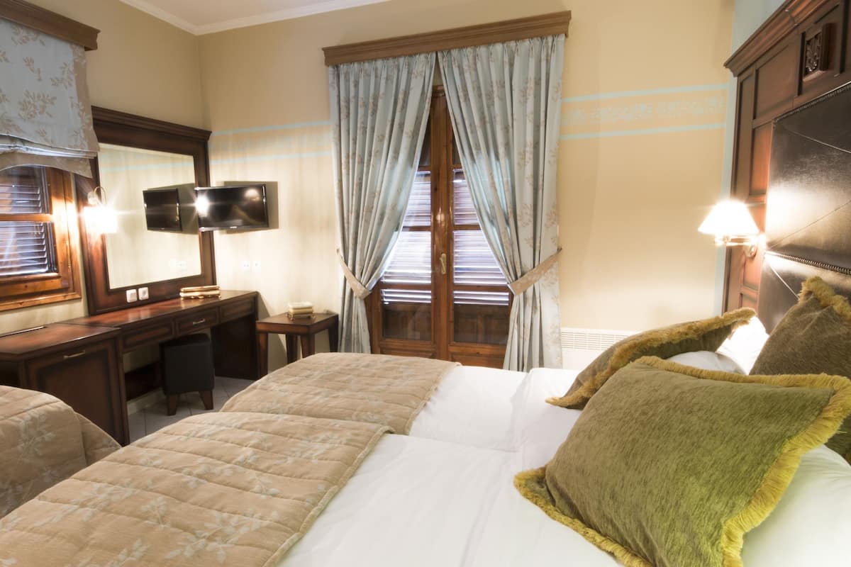 Triple Room | In-room safe, soundproofing, free WiFi