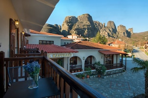 高级双人房或双床房 (Panoramic Meteora View) | 客房景观