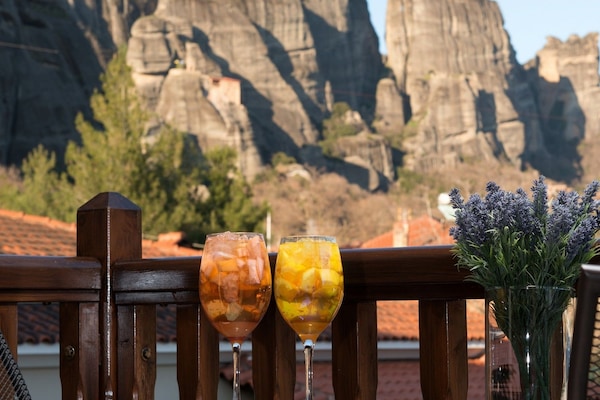 Habitación superior con 1 cama matrimonial o 2 individuales (Panoramic Meteora View) | Caja de seguridad en la habitación, insonorización y wifi gratis