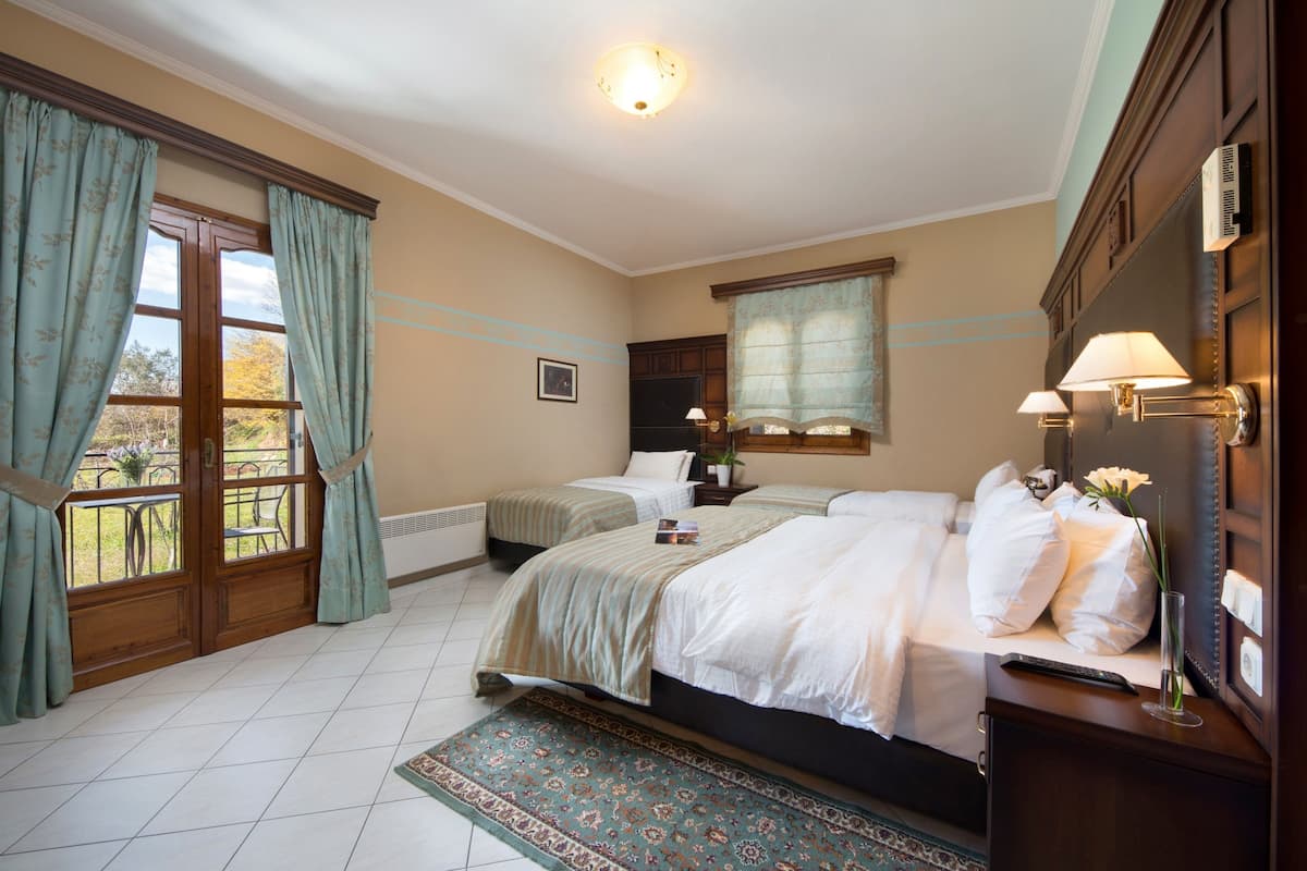 family room | in-room safe, soundproofing, free wifi