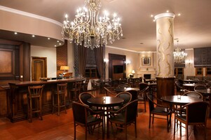 Desayuno buffet diario (EUR 10 por persona)