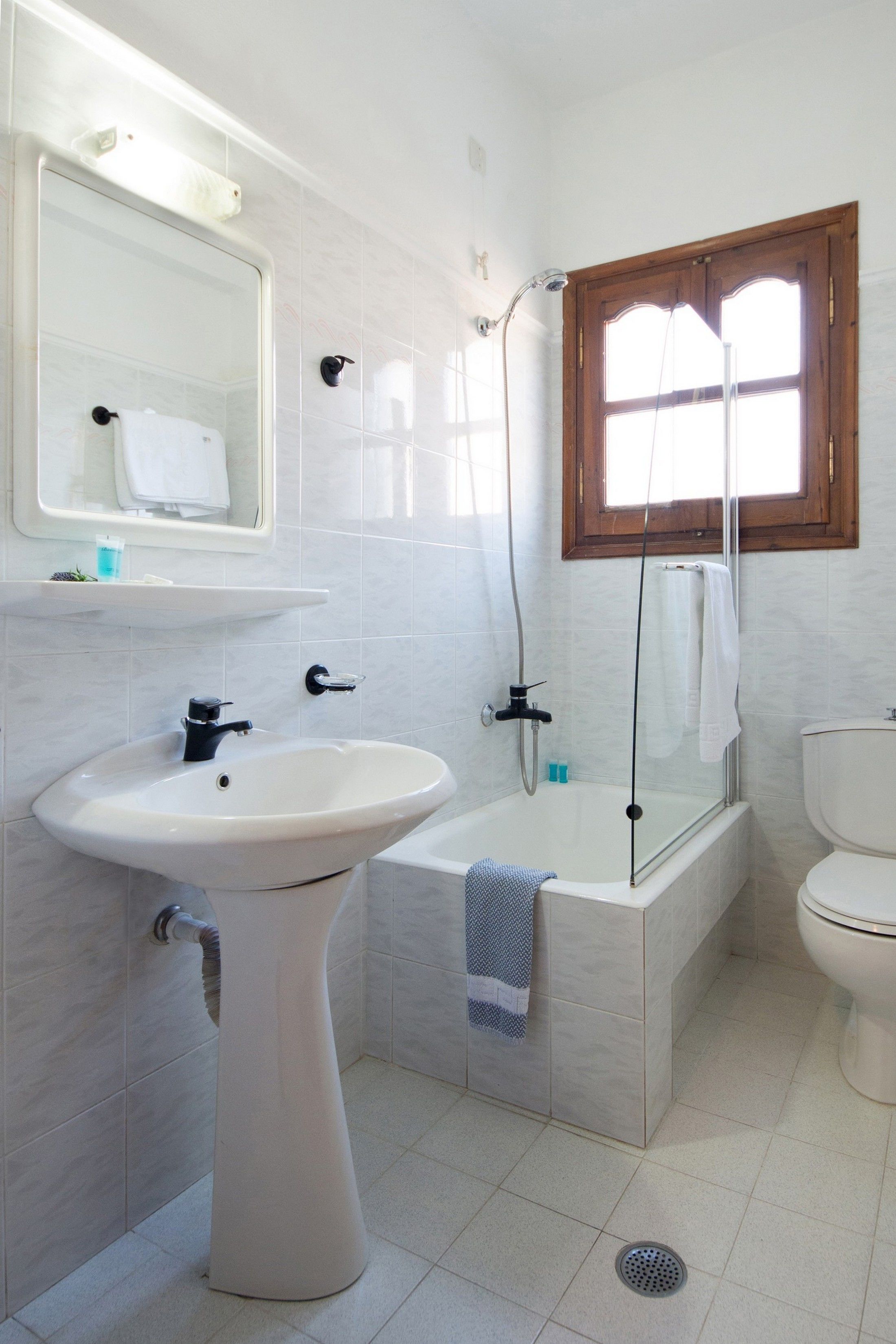 suite (panoramic meteora view) | bathroom | combined shower/bathtub, free toiletries, hair dryer, towels