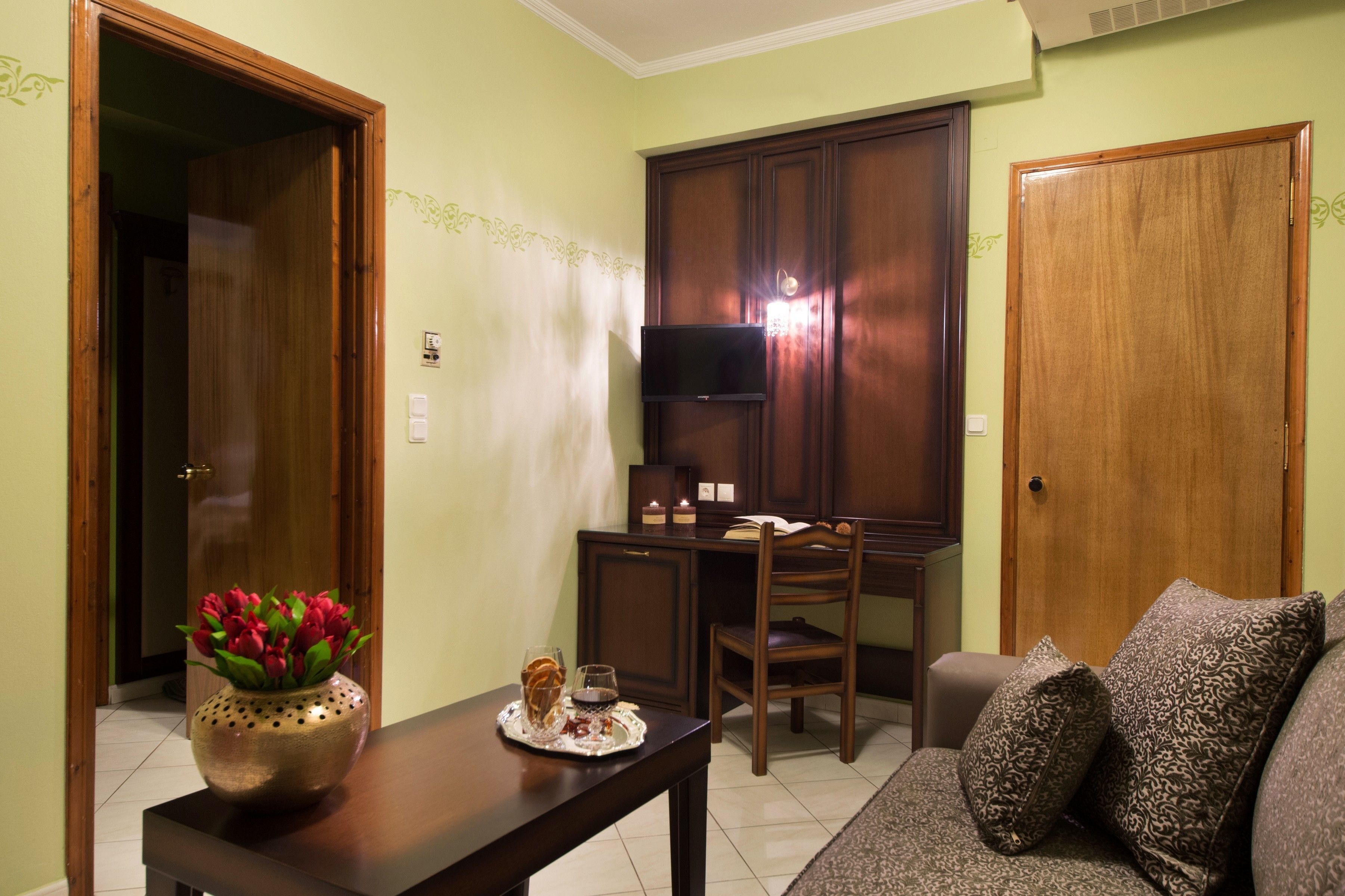 suite (panoramic meteora view) | in-room safe, soundproofing, free wifi