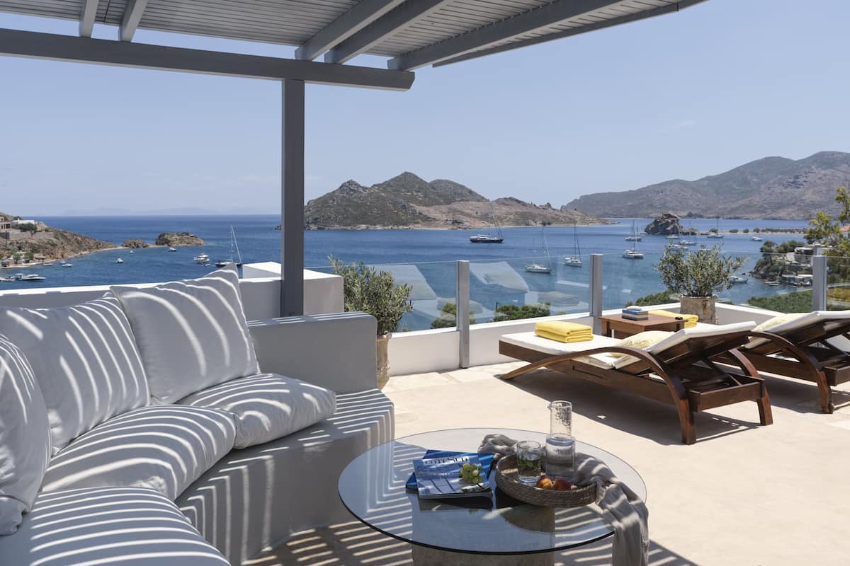 Petra Suite with Panoramic Sea View & Private Terrace | 1 habitación, minibar y caja de seguridad en la habitación