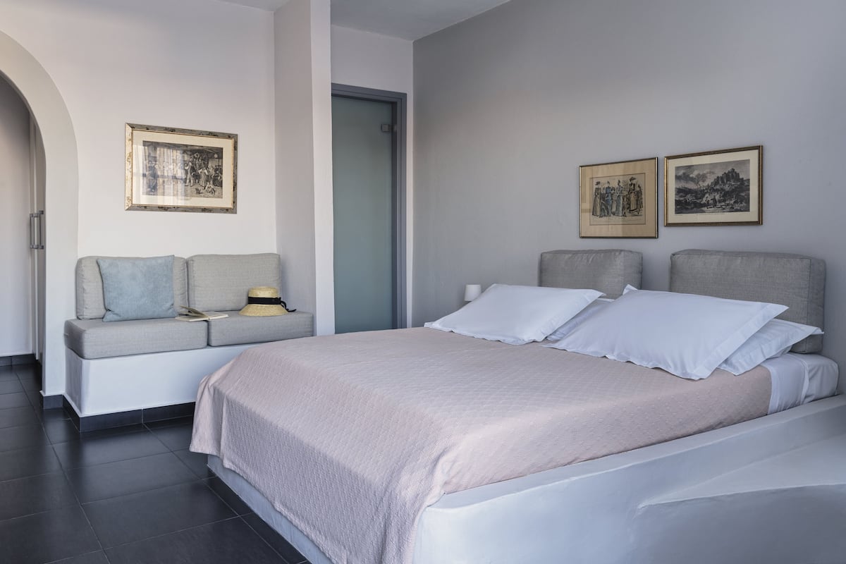 Deluxe Double with Sea View | 1 habitación, minibar y caja de seguridad en la habitación